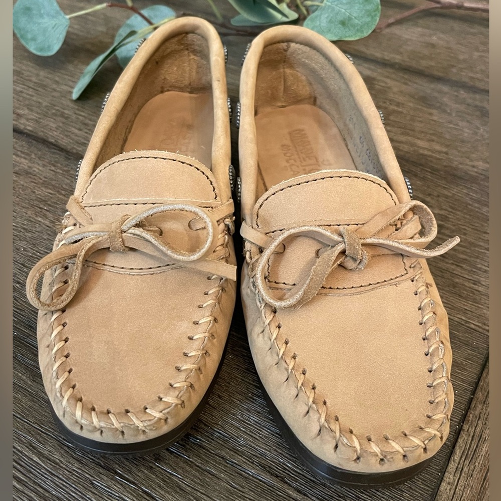 MINNETONKA Taupe Nubuck Conch Moccasins Size 6.5